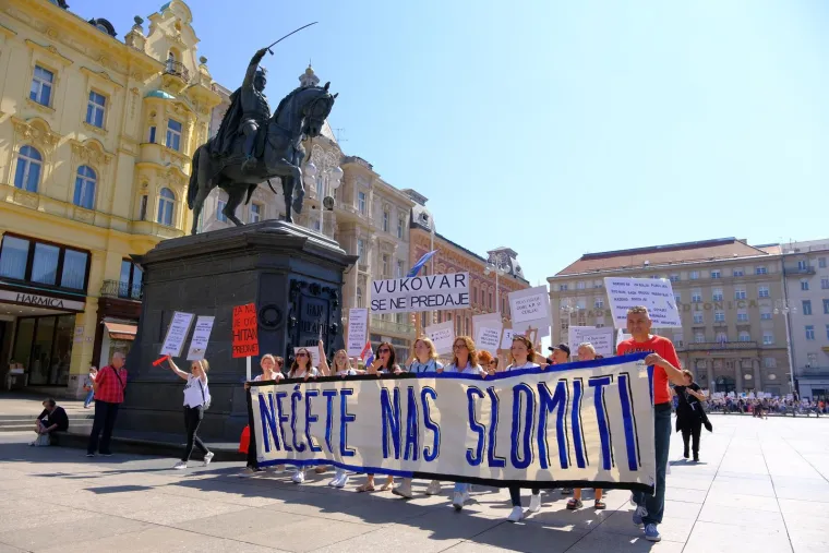 Zviždaljke, trube, bubnjevi! Pogledate prosvjednički marš na Markov trg: 'Svi za jednoga, povišica za sve'