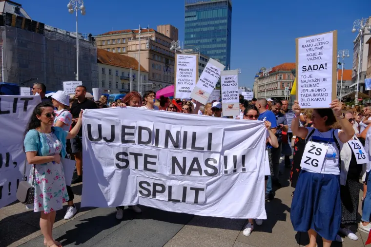 Zviždaljke, trube, bubnjevi! Pogledate prosvjednički marš na Markov trg: 'Svi za jednoga, povišica za sve'