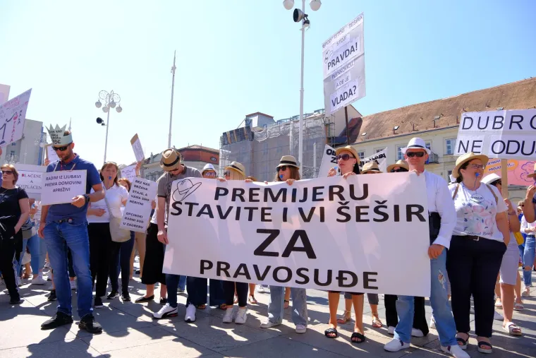 Zviždaljke, trube, bubnjevi! Pogledate prosvjednički marš na Markov trg: 'Svi za jednoga, povišica za sve'