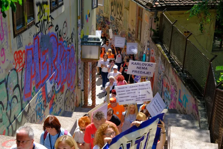 Zviždaljke, trube, bubnjevi! Pogledate prosvjednički marš na Markov trg: 'Svi za jednoga, povišica za sve'