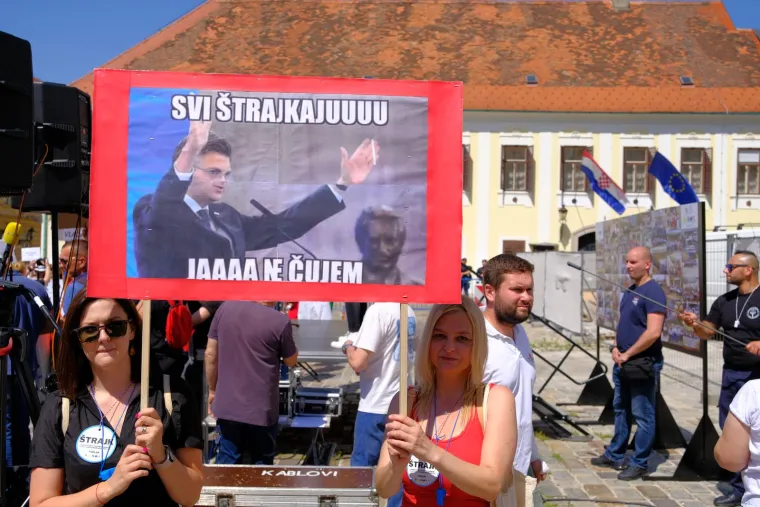 Zviždaljke, trube, bubnjevi! Pogledate prosvjednički marš na Markov trg: 'Svi za jednoga, povišica za sve'