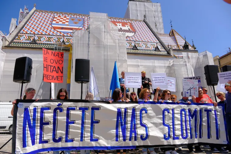 Zviždaljke, trube, bubnjevi! Pogledate prosvjednički marš na Markov trg: 'Svi za jednoga, povišica za sve'