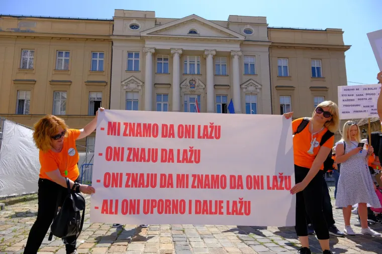 Zviždaljke, trube, bubnjevi! Pogledate prosvjednički marš na Markov trg: 'Svi za jednoga, povišica za sve'
