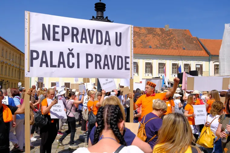 Zviždaljke, trube, bubnjevi! Pogledate prosvjednički marš na Markov trg: 'Svi za jednoga, povišica za sve'