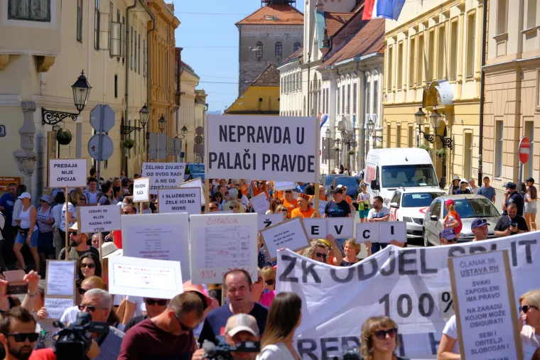 Zviždaljke, trube, bubnjevi! Pogledate prosvjednički marš na Markov trg: 'Svi za jednoga, povišica za sve'