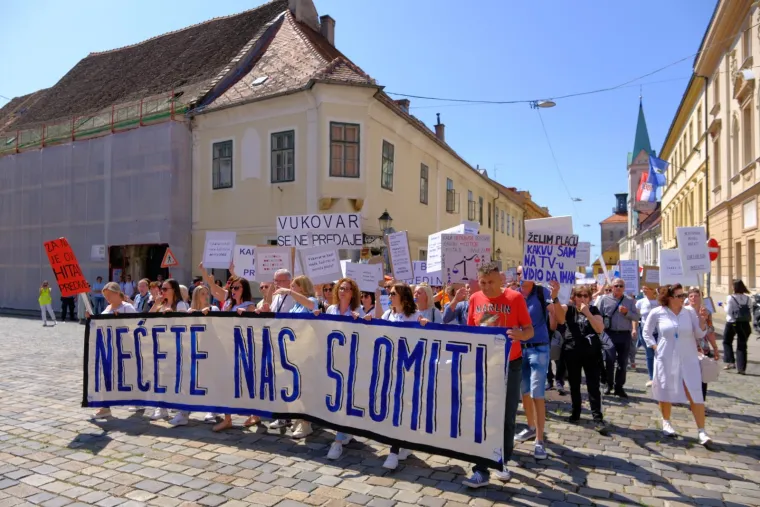 Zviždaljke, trube, bubnjevi! Pogledate prosvjednički marš na Markov trg: 'Svi za jednoga, povišica za sve'