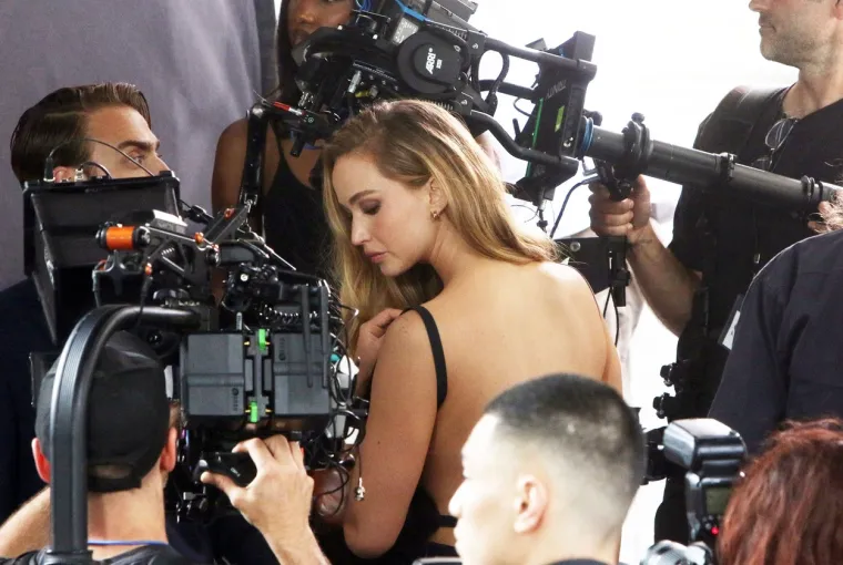 Zgodna glumica zablistala u haljini koja ne pristaje ba&scaron; svakoj ženi: Njena ljepota očarala je slučajne prolaznike