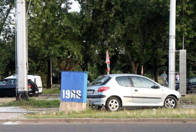 Staklo se rasulo na sve strane, autom pokosio tramvajsku stanicu, za dlaku izbjegnuta tragedija