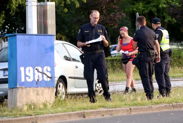 Staklo se rasulo na sve strane, autom pokosio tramvajsku stanicu, za dlaku izbjegnuta tragedija