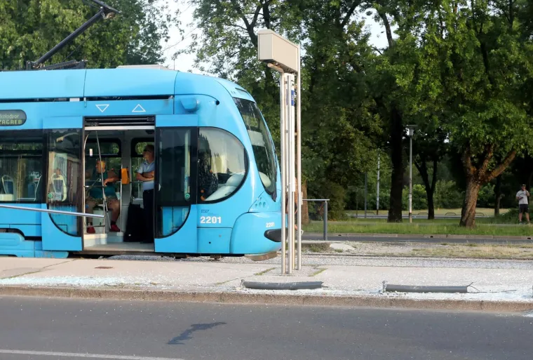 Staklo se rasulo na sve strane, autom pokosio tramvajsku stanicu, za dlaku izbjegnuta tragedija