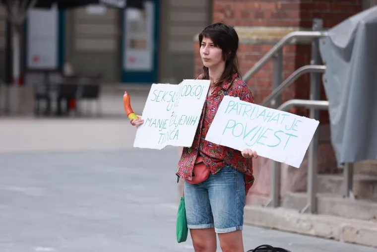 Žena stala pred molitelje, stavila kondom na bananu pa poslala snažnu poruku! Evo o čemu se radi