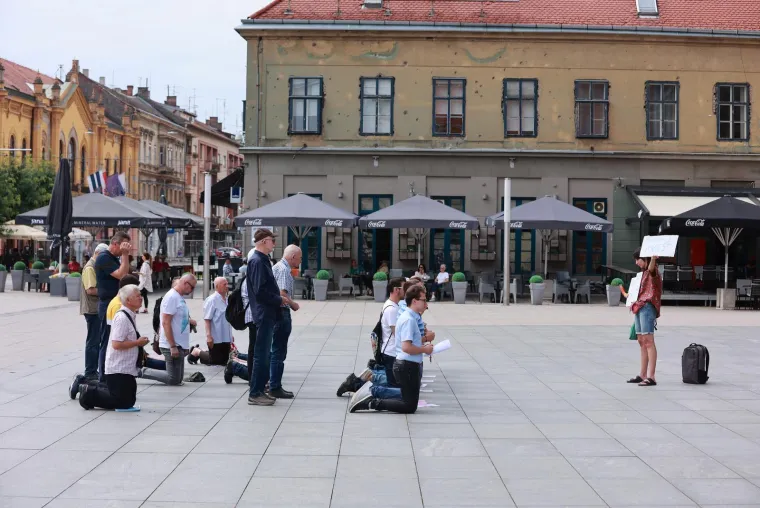 Žena stala pred molitelje, stavila kondom na bananu pa poslala snažnu poruku! Evo o čemu se radi