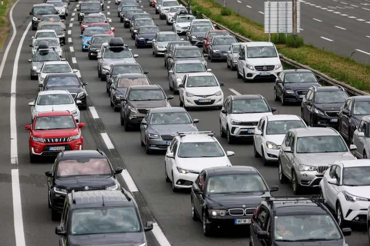 FOTO Ogromne gužve na autocestama. Na naplatnim kućicama Lučko, kolona prema moru oko 6 kilometara