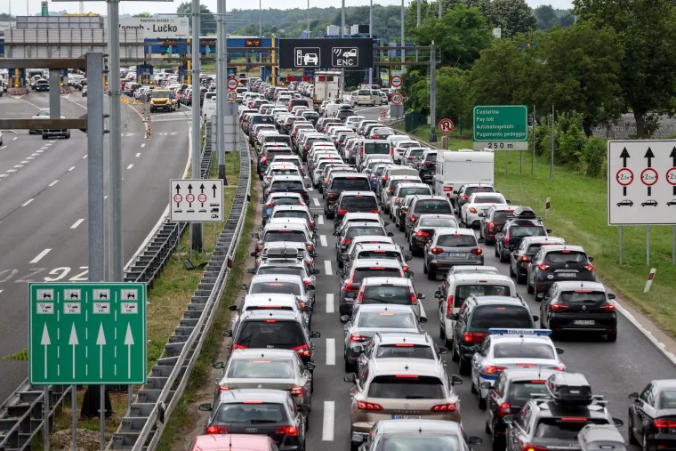 FOTO Ogromne gužve na autocestama. Na naplatnim kućicama Lučko, kolona prema moru oko 6 kilometara