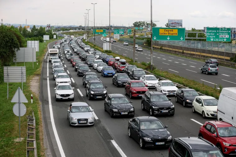 FOTO Ogromne gužve na autocestama. Na naplatnim kućicama Lučko, kolona prema moru oko 6 kilometara