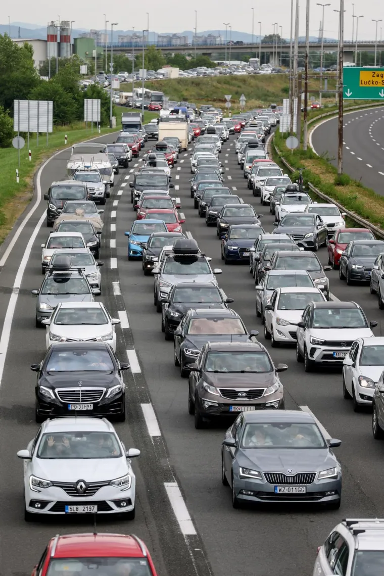 FOTO Ogromne gužve na autocestama. Na naplatnim kućicama Lučko, kolona prema moru oko 6 kilometara