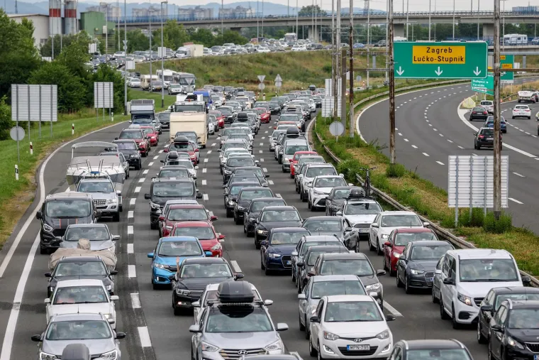 FOTO Ogromne gužve na autocestama. Na naplatnim kućicama Lučko, kolona prema moru oko 6 kilometara