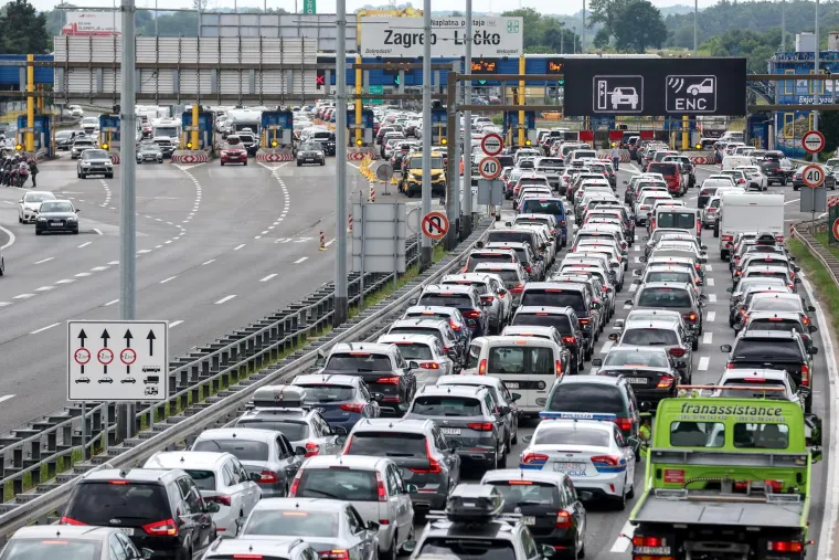 FOTO Ogromne gužve na autocestama. Na naplatnim kućicama Lučko, kolona prema moru oko 6 kilometara