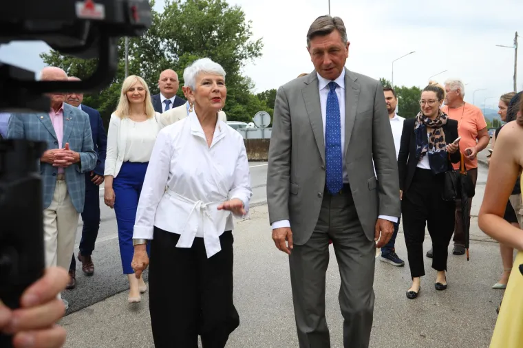 Osmijehe nisu skidali s lica, a pali su i zagrljaji i pusice: Pogledajte kako su Kosor i Pahor obilježili veliku godišnjicu