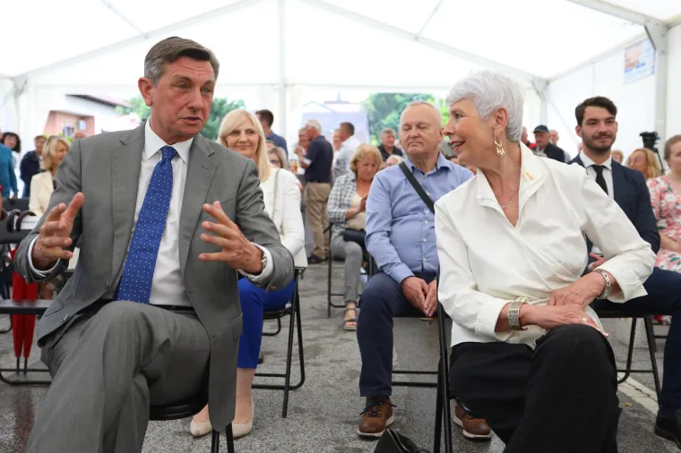 Osmijehe nisu skidali s lica, a pali su i zagrljaji i pusice: Pogledajte kako su Kosor i Pahor obilježili veliku godišnjicu