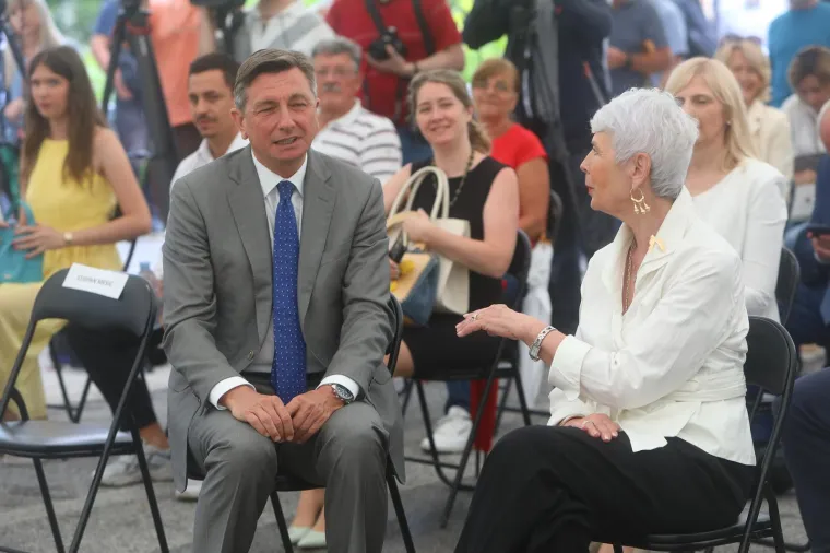 Osmijehe nisu skidali s lica, a pali su i zagrljaji i pusice: Pogledajte kako su Kosor i Pahor obilježili veliku godišnjicu