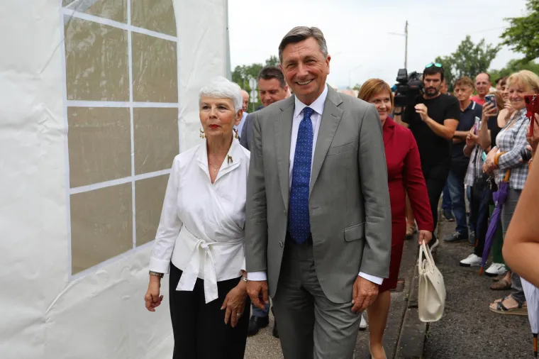 Osmijehe nisu skidali s lica, a pali su i zagrljaji i pusice: Pogledajte kako su Kosor i Pahor obilježili veliku godišnjicu