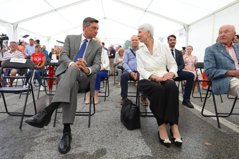 Osmijehe nisu skidali s lica, a pali su i zagrljaji i pusice: Pogledajte kako su Kosor i Pahor obilježili veliku godišnjicu