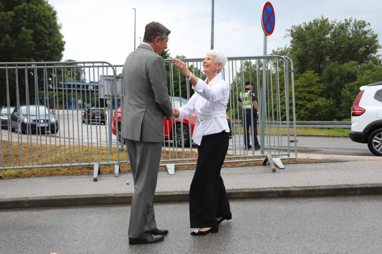 Osmijehe nisu skidali s lica, a pali su i zagrljaji i pusice: Pogledajte kako su Kosor i Pahor obilježili veliku godišnjicu