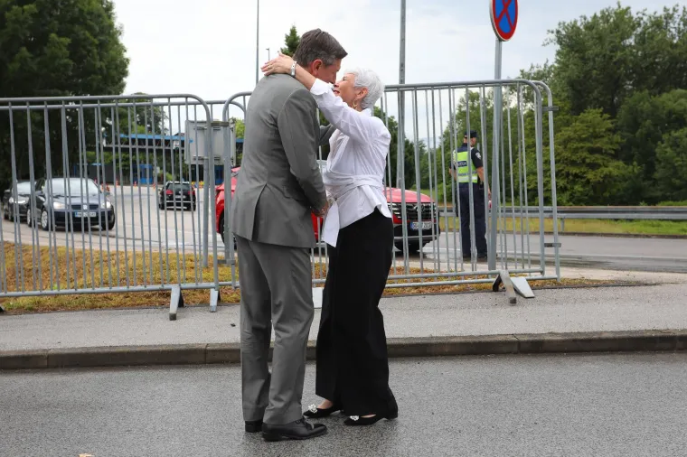 Osmijehe nisu skidali s lica, a pali su i zagrljaji i pusice: Pogledajte kako su Kosor i Pahor obilježili veliku godišnjicu