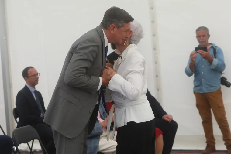 Taj pogled, taj zagrljaj, Kosor i Pahor opet su se sreli! Obilježili su ulazak Hrvatske u EU