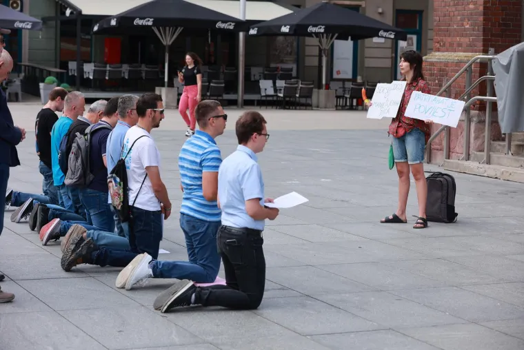 Na bananu nataknula kondom i uperila poruku moliteljima: 'Patrijarhat je povijest'