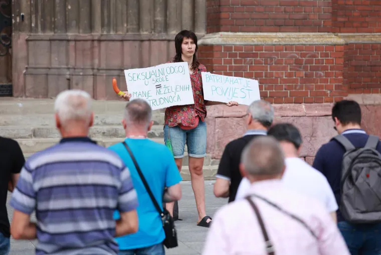 Na bananu nataknula kondom i uperila poruku moliteljima: 'Patrijarhat je povijest'