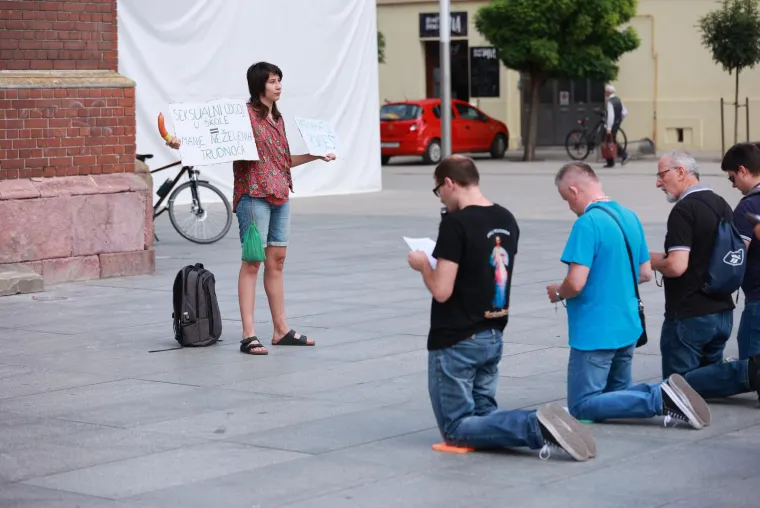 Na bananu nataknula kondom i uperila poruku moliteljima: 'Patrijarhat je povijest'