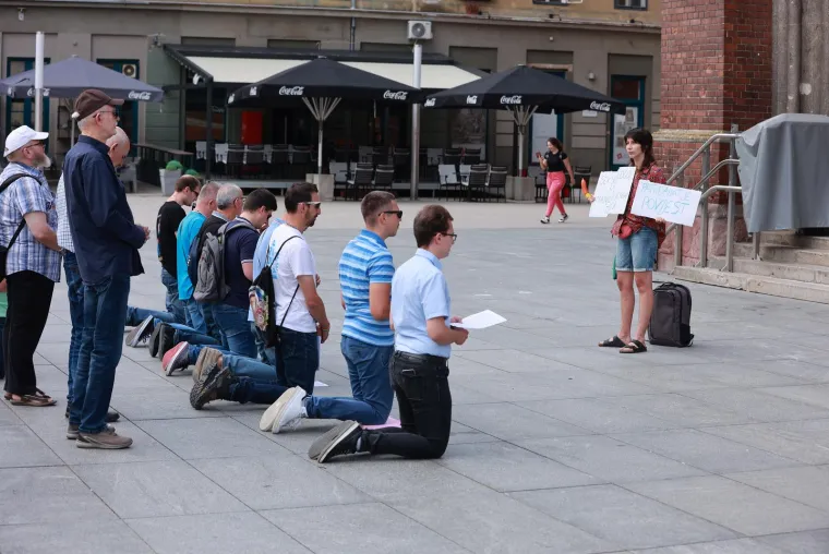 Na bananu nataknula kondom i uperila poruku moliteljima: 'Patrijarhat je povijest'