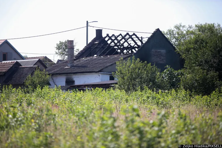 Jezivi prizori jutro nakon pucnjave u Sisku: Svuda se osjeti miris paleži, kuće su izgorjele do temelja