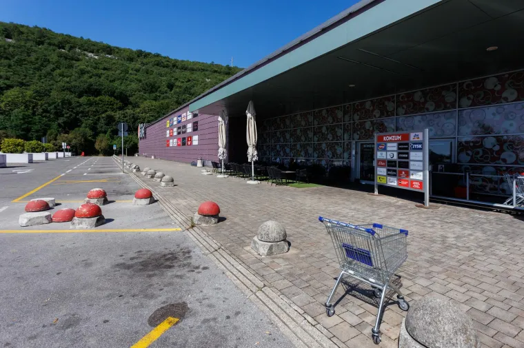 Prazni parkinzi, zaključana kolica. Ovako izgledaju trgovine prvi put otkako je stupio novi Zakon. No, nisu svi te sreće....