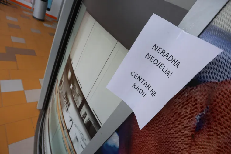 Prazni parkinzi, zaključana kolica. Ovako izgledaju trgovine prvi put otkako je stupio novi Zakon. No, nisu svi te sreće....