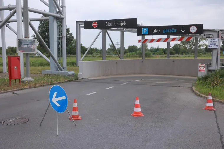 Prazni parkinzi, zaključana kolica. Ovako izgledaju trgovine prvi put otkako je stupio novi Zakon. No, nisu svi te sreće....