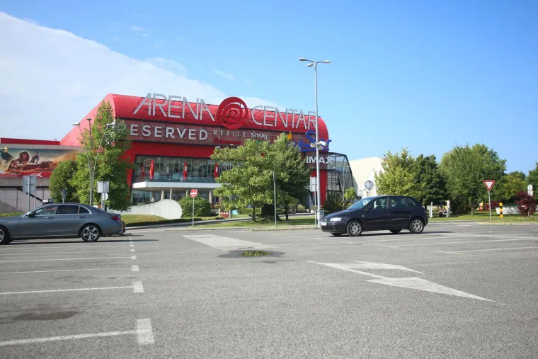Prazni parkinzi, zaključana kolica. Ovako izgledaju trgovine prvi put otkako je stupio novi Zakon. No, nisu svi te sreće....