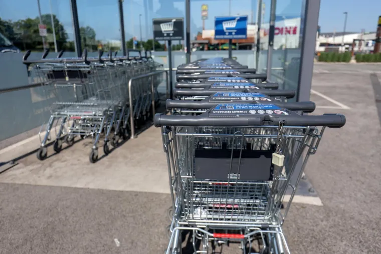 Prazni parkinzi, zaključana kolica. Ovako izgledaju trgovine prvi put otkako je stupio novi Zakon. No, nisu svi te sreće....