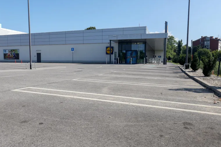 Prazni parkinzi, zaključana kolica. Ovako izgledaju trgovine prvi put otkako je stupio novi Zakon. No, nisu svi te sreće....