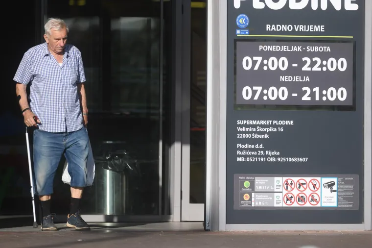 Prazni parkinzi, zaključana kolica. Ovako izgledaju trgovine prvi put otkako je stupio novi Zakon. No, nisu svi te sreće....