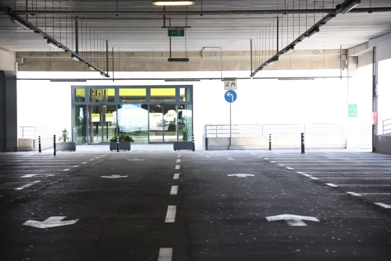 Prazni parkinzi, zaključana kolica. Ovako izgledaju trgovine prvi put otkako je stupio novi Zakon. No, nisu svi te sreće....