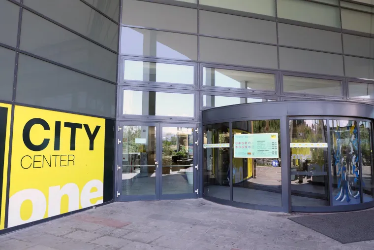 Prazni parkinzi, zaključana kolica. Ovako izgledaju trgovine prvi put otkako je stupio novi Zakon. No, nisu svi te sreće....