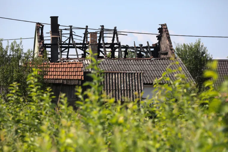 Ovdje se skrivao pomahnitali napadač iz Siska. Dan poslije - slike zgari&scaron;ta, policijske trake i suze mje&scaron;tana