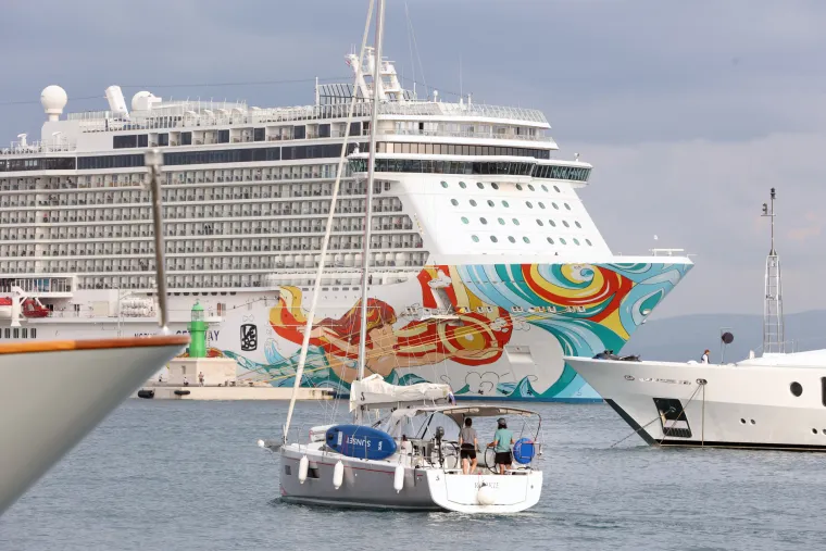 Pogledajte kakav ljepotan plovi Jadranom! Na njemu je 4000 turista i 1600 članova posade...