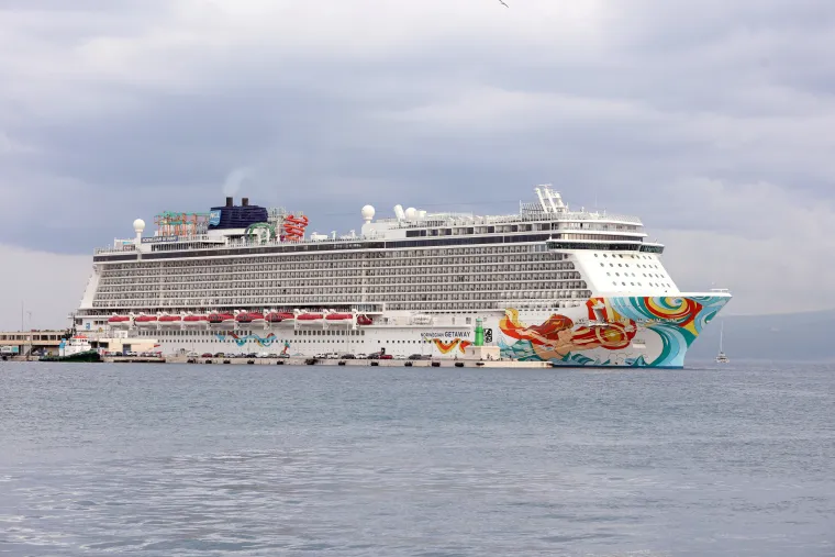 Pogledajte kakav ljepotan plovi Jadranom! Na njemu je 4000 turista i 1600 članova posade...