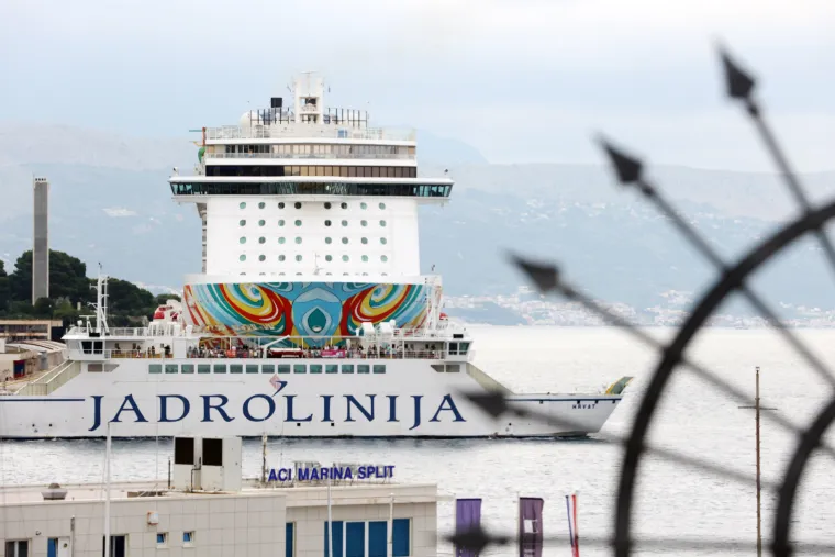 Pogledajte kakav ljepotan plovi Jadranom! Na njemu je 4000 turista i 1600 članova posade...