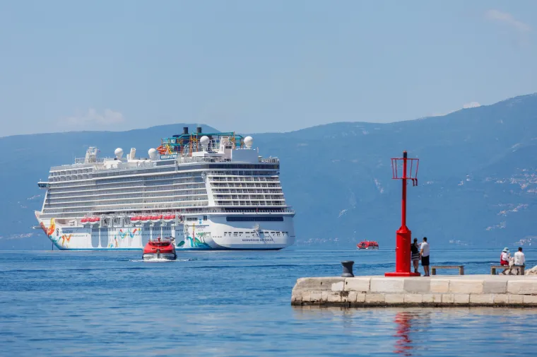 Pogledajte kakav ljepotan plovi Jadranom! Na njemu je 4000 turista i 1600 članova posade...