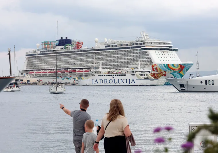 Pogledajte kakav ljepotan plovi Jadranom! Na njemu je 4000 turista i 1600 članova posade...